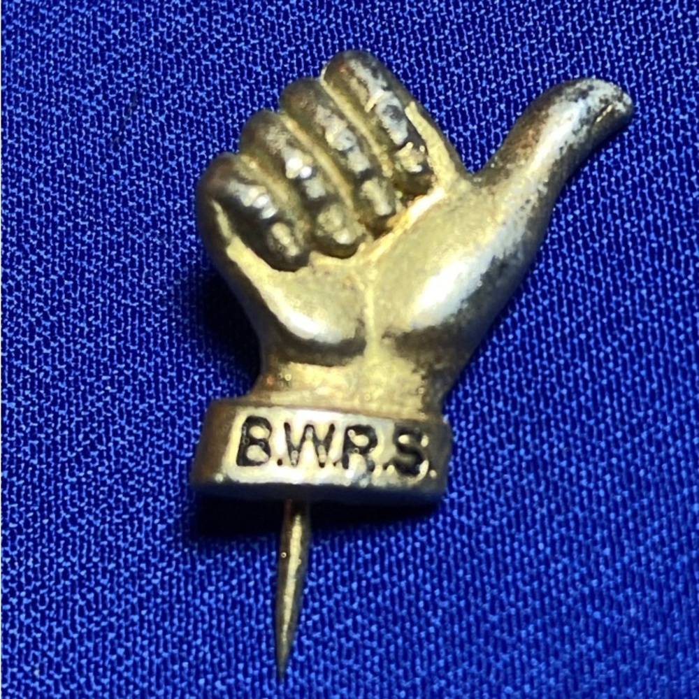 WW2 Vintage BWRS BRITISH WAR RELIEF SOCIETY  Thumbs-Up Lapel Pin, 2.2 cm